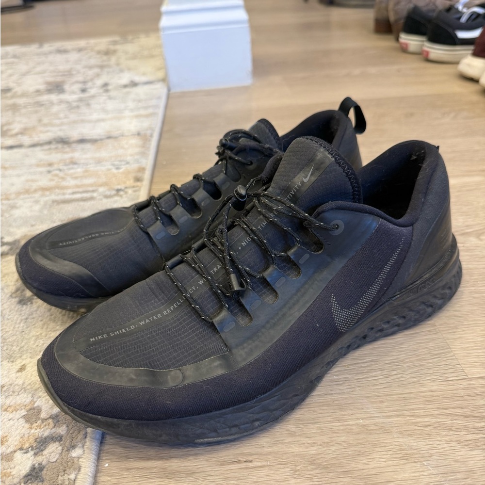 Nike Men's Dark Gray Athletic Shoes